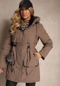 Renee - Brązowa Kurtka Parka ze Ściągaczami w Talii i Kapturem Zdobiona Zawieszką Zeriena. Okazja: na co dzień. Kolor: brązowy. Materiał: jeans. Długość rękawa: długi rękaw. Długość: długie. Wzór: aplikacja. Styl: elegancki, casual #5