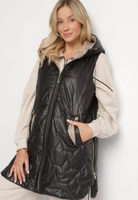 Born2be - Czarna Długa Kamizelka z Pikowaniem i Ozdobnymi Suwakami Desilla. Okazja: na co dzień. Kolor: czarny. Materiał: jeans. Długość: długie. Styl: casual #1