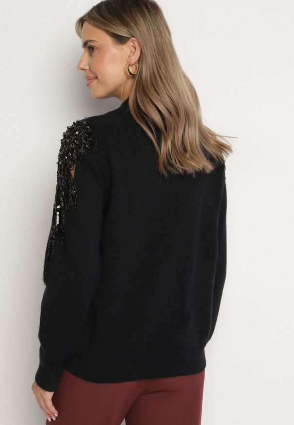 Born2be - Czarny Sweter z Cyrkoniami Perłami i Cekinami Nevalitha. Okazja: na co dzień, do pracy, na spotkanie biznesowe. Kolor: czarny. Materiał: jeans. Wzór: aplikacja. Styl: biznesowy, klasyczny, casual, elegancki