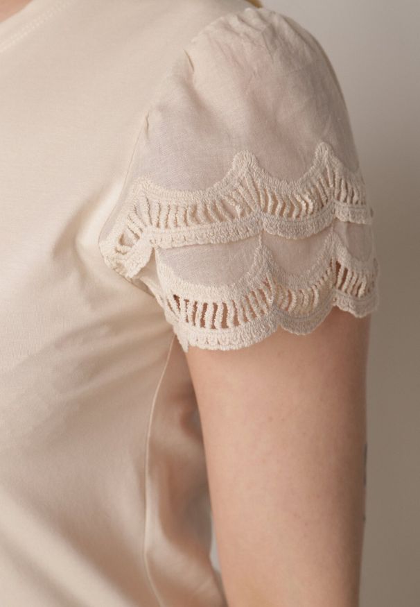 Born2be - Beżowy Bawełniany T-shirt z Koronkowymi Rękawami Carilynore. Okazja: na co dzień. Kolor: beżowy. Materiał: bawełna, koronka. Styl: casual, klasyczny, elegancki