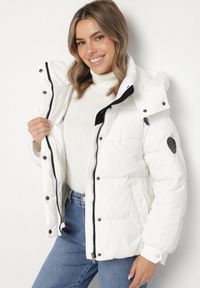 Born2be - Biała Kurtka Puffer o Fasonie Oversize z Kapturem i Naszywką Azirva. Okazja: na co dzień. Typ kołnierza: kaptur. Kolor: biały. Materiał: dzianina. Wzór: aplikacja. Styl: casual, sportowy #3