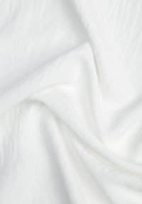 Born2be - Biały Minimalistyczny T-shirt z Teksturowanej Tkaniny z Bawełną Shinost. Okazja: do pracy, na co dzień. Kolekcja: plus size. Kolor: biały. Materiał: bawełna, tkanina. Styl: casual #7