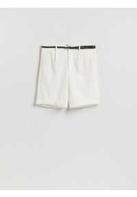Reserved - Szorty regular fit z paskiem - złamana biel. Materiał: bawełna, dzianina #1