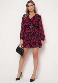 Born2be - Różowa Sukienka Mini o Rozkloszowanym Kroju z Kopertowym Dekoltem Attavia. Typ kołnierza: kołnierz z falbankami. Kolor: różowy. Typ sukienki: kopertowe. Długość: mini #6