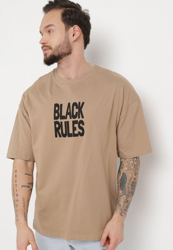 Born2be - Ciemnobeżowa Bawełniana Koszulka T-shirt z Nadrukiem po Obu Stronach Daven. Kolor: beżowy. Materiał: bawełna. Długość rękawa: krótki rękaw. Długość: krótkie. Wzór: nadruk