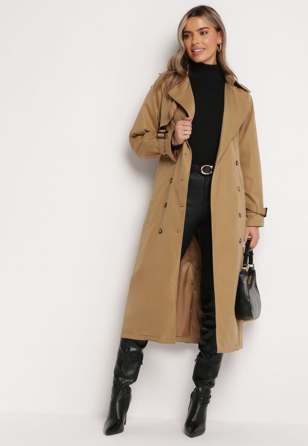 Born2be - Jasnobrązowy Długi Płaszcz Trencz Dwurzędowy z Paskiem w Talii Cadenite. Typ kołnierza: kolnierz wykładany. Kolor: brązowy. Długość: długie
