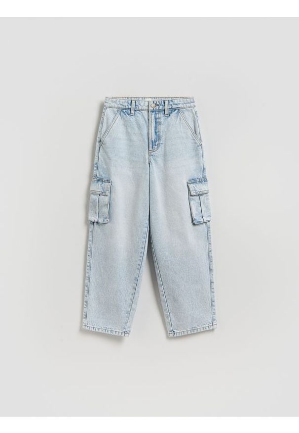 Reserved - Jeansy baggy z kieszeniami cargo - niebieski. Kolor: niebieski