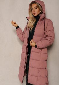 Renee - Różowa Zimowa Kurtka z Pikowanymi Przeszyciami i Kapturem z Możliwością Odpięcia Sanrinna. Okazja: na co dzień. Kolor: różowy. Materiał: polar, jeans. Długość rękawa: długi rękaw. Długość: długie. Sezon: zima. Styl: elegancki, casual #5