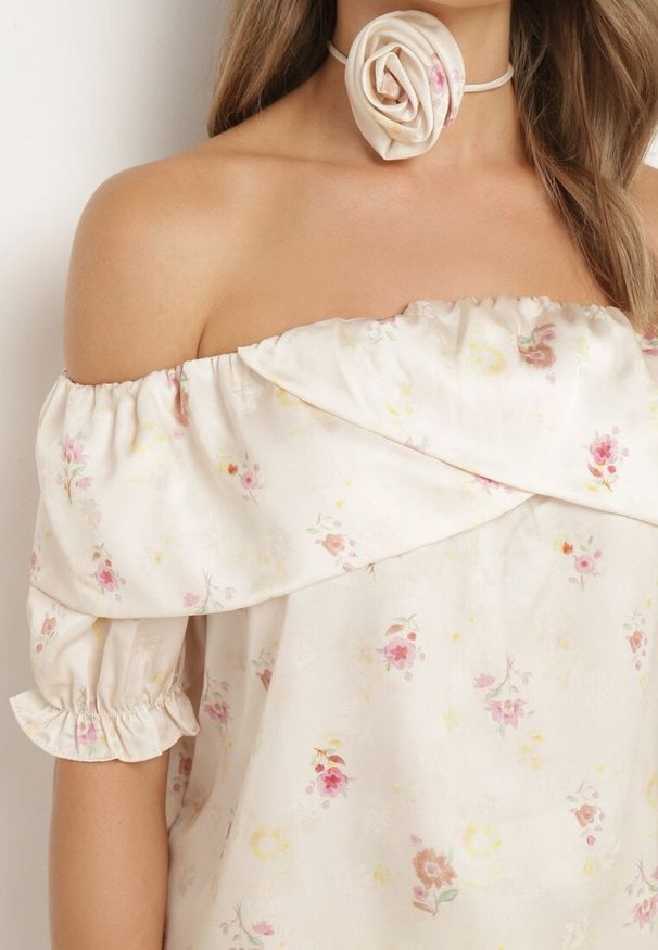 Born2be - Jasnobeżowa Bluzka Typu Hiszpanka z Chokerem w Kształcie Róży Ambidia. Typ kołnierza: dekolt hiszpanka. Kolor: beżowy. Materiał: jeans. Styl: elegancki