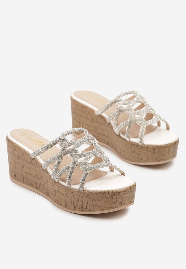 Renee - Białe Klapki na Koturnie z Cyrkoniowymi Paseczkami Tenavela. Okazja: na co dzień. Kolor: biały. Materiał: jeans. Wzór: aplikacja. Obcas: na koturnie. Styl: casual. Wysokość obcasa: średni
