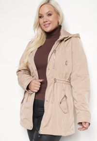 Born2be - Beżowa Kurtka Parka z Kapturem i Kieszeniami Sinora. Okazja: na co dzień. Typ kołnierza: kaptur. Kolekcja: plus size. Kolor: beżowy. Materiał: jeans. Styl: casual, elegancki #2