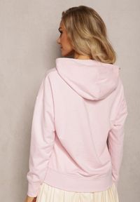 Renee - Jasnoróżowa Bluza Barbythia. Kolor: różowy. Materiał: bawełna, jeans, dzianina. Długość rękawa: długi rękaw. Długość: długie. Wzór: gładki