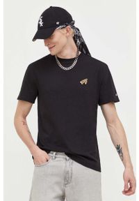 Tommy Jeans t-shirt bawełniany kolor czarny z aplikacją. Kolor: czarny. Materiał: bawełna. Długość rękawa: krótki rękaw. Długość: krótkie. Wzór: aplikacja. Styl: klasyczny