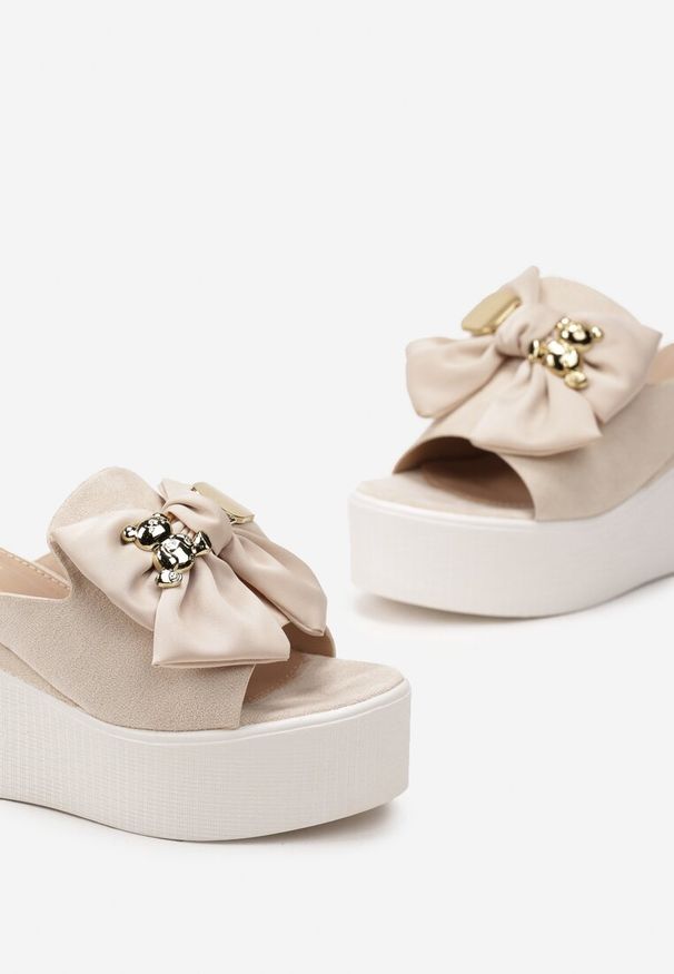 Born2be - Beżowe Klapki na Koturnie i Platformie z Ozdobną Kokardą i Broszką Misia Blommara. Kolor: beżowy. Wzór: aplikacja. Obcas: na koturnie