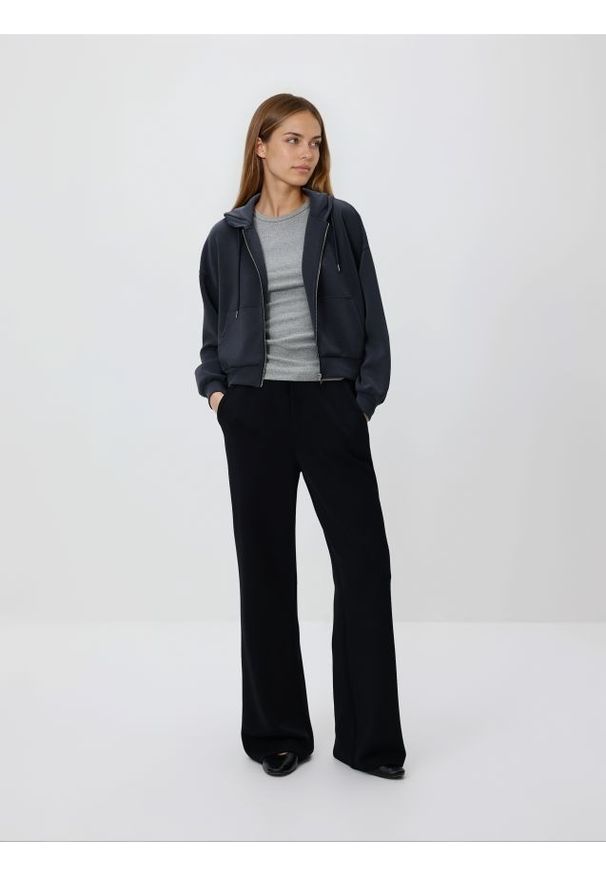 Reserved - Spodnie long leg - czarny. Kolor: czarny. Materiał: dzianina