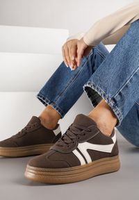 Born2be - Brązowe Sneakersy w Stylu Tenisówek z Paskami Wiatalle. Okazja: na co dzień, na spacer. Zapięcie: pasek. Kolor: brązowy. Materiał: jeans. Sport: turystyka piesza