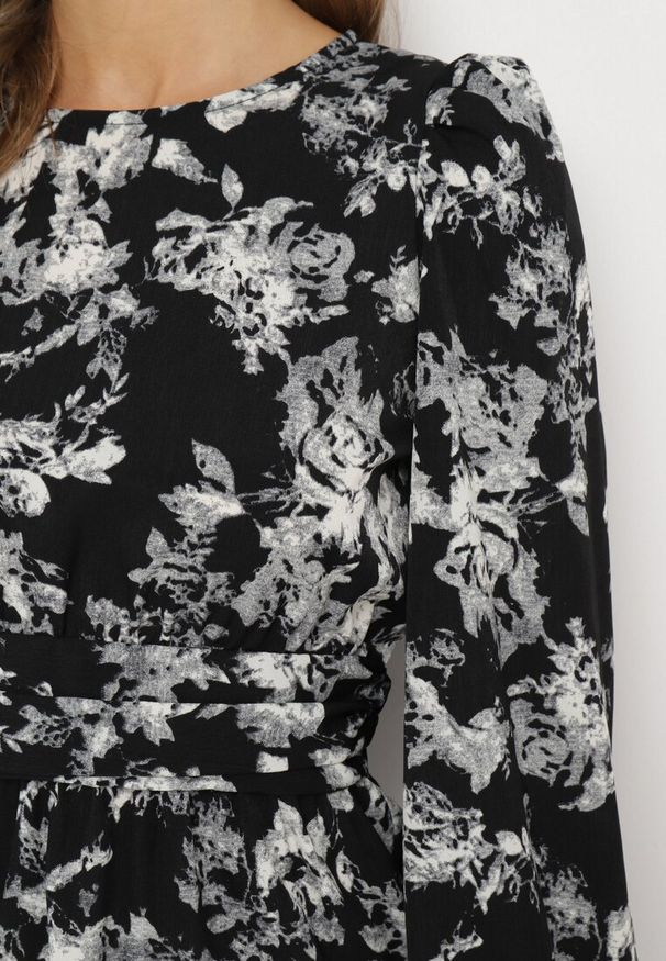 Born2be - Czarna Rozkloszowana Sukienka o Kwiatowym Wzorze z Falbanką i Gumką w Talii Sarasila. Kolor: czarny. Wzór: kwiaty