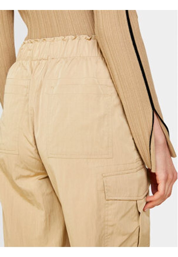 Sisley Spodnie materiałowe 4JQJLF04R Beżowy Relaxed Fit. Kolor: beżowy. Materiał: syntetyk