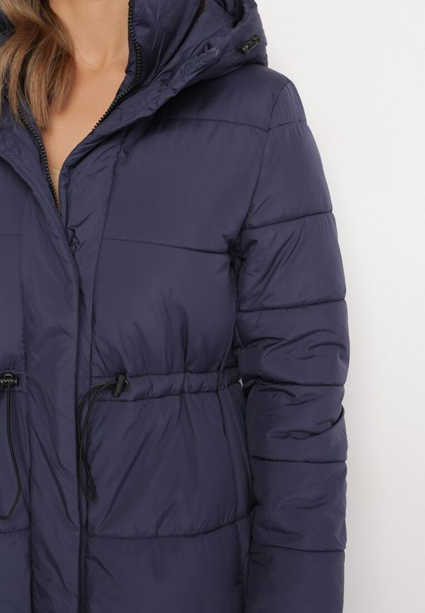 Born2be - Granatowa Kurtka Płaszcz za Kolano z Poziomym Pikowaniem i Kapturem Wiskina. Kolor: niebieski