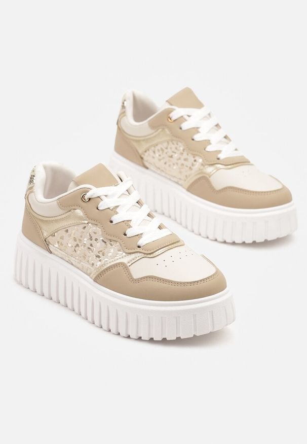 Renee - Beżowe Sneakersy na Platformie z Tłoczeniem Ozdobione Panterką i Perforacją Udivaya. Okazja: na co dzień. Nosek buta: okrągły. Zapięcie: sznurówki. Kolor: beżowy. Materiał: jeans. Wzór: aplikacja, motyw zwierzęcy. Sezon: lato, wiosna. Obcas: na platformie
