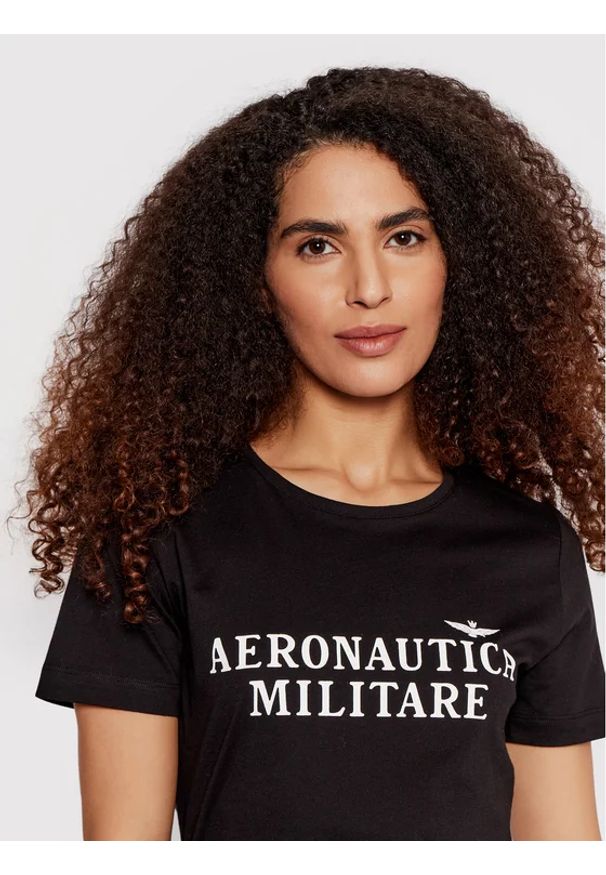 Czarny t-shirt z napisem Aeronautica Militare. Kolor: czarny. Materiał: bawełna. Wzór: napisy