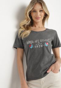 Born2be - Ciemnoszary Bawełniany T-shirt z Metalicznym Nadrukiem Savariae. Okazja: na co dzień. Kolor: szary. Materiał: bawełna. Wzór: nadruk. Styl: elegancki, casual