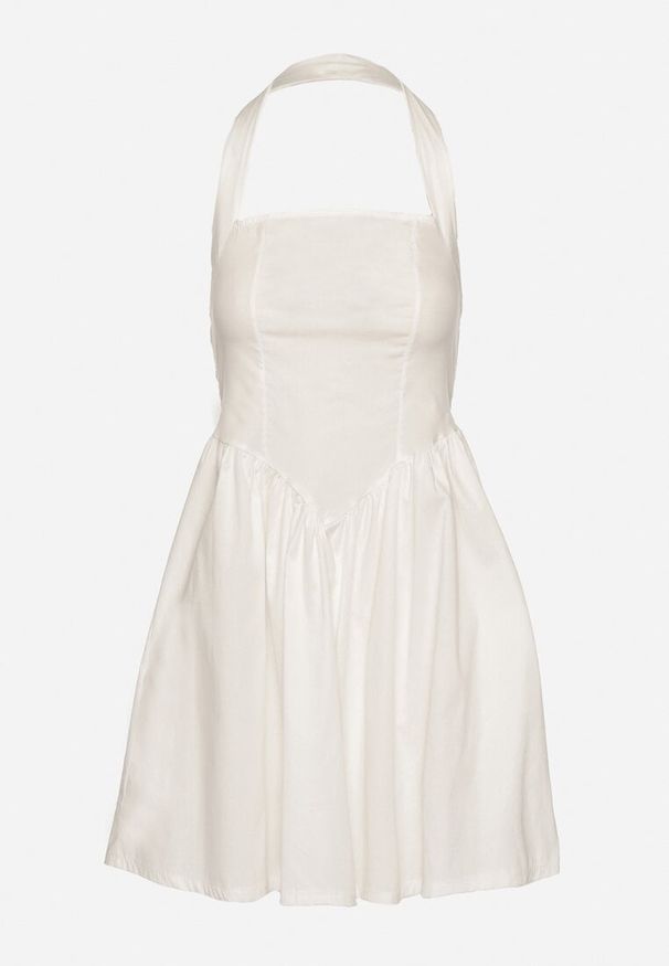 Born2be - Biała Bawełniana Sukienka Rozkloszowana na Szyję Kolaniela. Okazja: na co dzień. Kolor: biały. Materiał: bawełna. Sezon: wiosna. Typ sukienki: proste. Styl: casual, elegancki