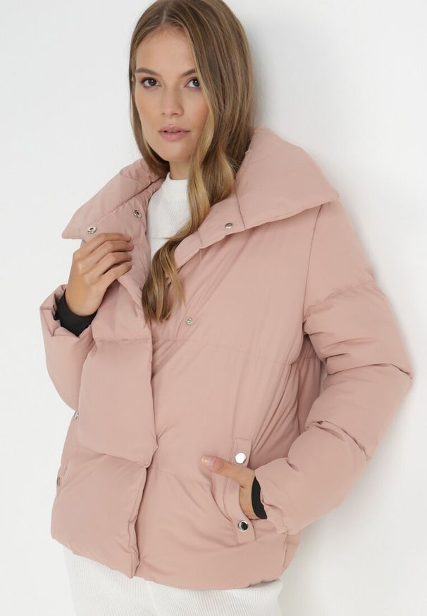 Born2be - Różowa Kurtka Pikowana ze Stójką Astasia. Typ kołnierza: kołnierzyk stójkowy. Kolor: różowy. Wzór: jednolity. Sezon: zima, jesień. Styl: elegancki