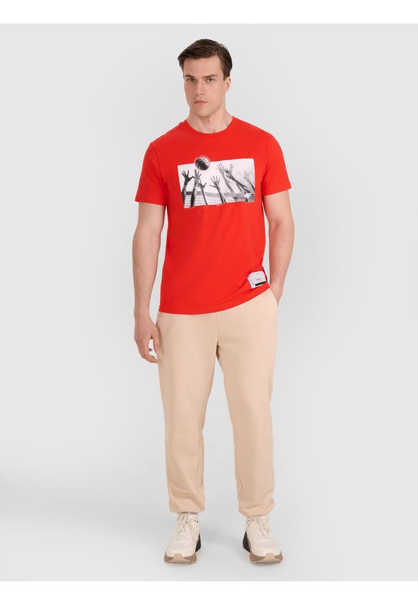 4f - 4F T-shirt regular z nadrukiem siatkarskim męski - czerwony XXL. Okazja: na co dzień, do domu. Kolor: czerwony. Materiał: bawełna, materiał, jersey. Wzór: nadruk. Styl: klasyczny, casual, sportowy