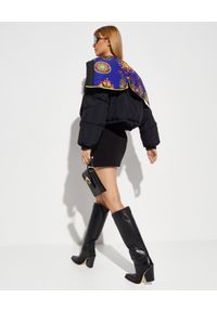 Versace Jeans Couture - VERSACE JEANS COUTURE - Czarna puchowa kurtka z kapturem. Typ kołnierza: kaptur. Kolor: czarny. Materiał: puch. Długość rękawa: długi rękaw. Długość: długie. Wzór: aplikacja #4