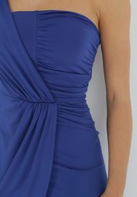 Born2be - Granatowa Kopertowa Sukienka Maxi na Jedno Ramię z Marszczeniami Analaura. Okazja: na imprezę. Kolor: niebieski. Materiał: wiskoza. Typ sukienki: kopertowe. Styl: elegancki. Długość: maxi #5