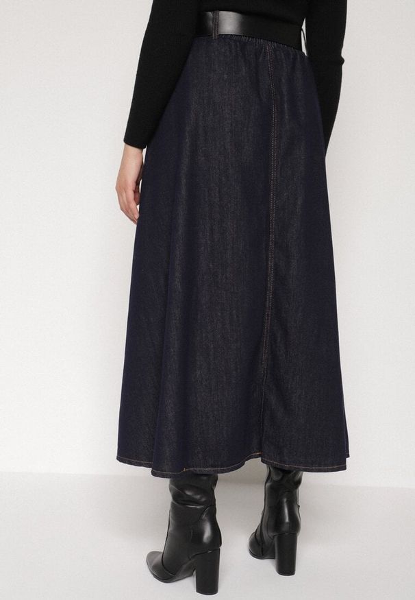 Born2be - Granatowa Jeansowa Spódnica Midi z Paskiem Suera. Kolor: niebieski. Materiał: jeans