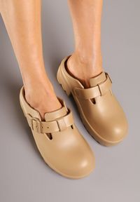 Born2be - Ciemnobeżowe Klapki na Grubej Podeszwie z Klamrą Ralunella. Okazja: na co dzień, na spacer. Kolor: beżowy. Materiał: dresówka. Styl: klasyczny, elegancki, casual #6