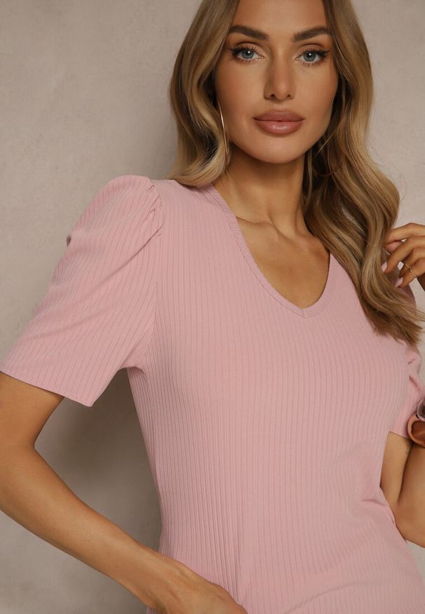 Renee - Różowy T-shirt z Trójkątnym Dekoltem Sunille. Okazja: na co dzień. Kolor: różowy. Materiał: jeans. Styl: casual