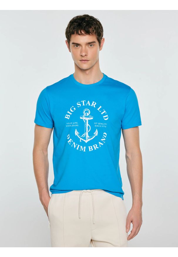 Big-Star - Koszulka męska z kontrastowym nadrukiem niebieska Kartes 401. Okazja: na co dzień. Kolor: niebieski. Materiał: dzianina, bawełna. Wzór: nadruk. Styl: casual, klasyczny, elegancki