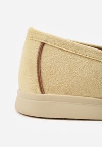 Born2be - Żółte Mokasyny z Imitacji Zamszu Zdobione Aplikacją z Zawieszkami Peleg. Okazja: do pracy, na spotkanie biznesowe. Kolor: żółty. Materiał: zamsz. Wzór: aplikacja. Styl: biznesowy, elegancki #5