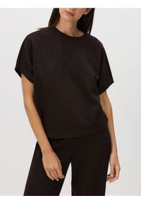Reserved - T-shirt z metalizowaną nicią - ciemnobrązowy. Kolor: brązowy. Materiał: dzianina