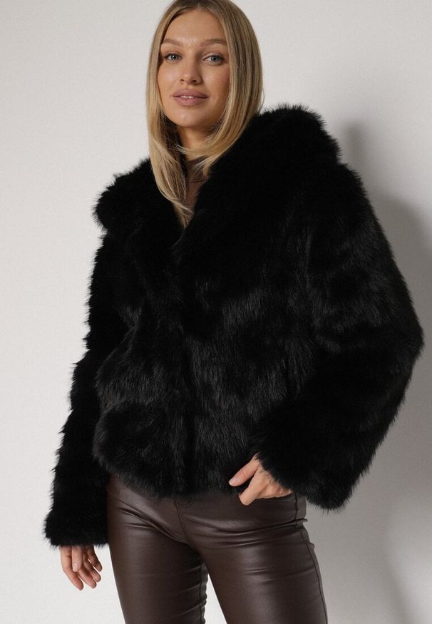 Born2be - Czarna Kurtka Futrzana z Nieodpinanym Kapturem Vetirire. Okazja: na co dzień. Kolor: czarny. Materiał: futro. Styl: casual, elegancki