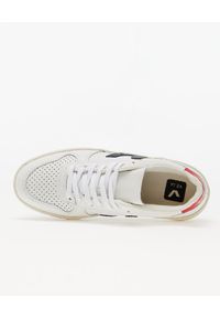 Veja - VEJA - Skórzane sneakersy z logo V-10. Kolor: biały. Materiał: skóra. Wzór: aplikacja