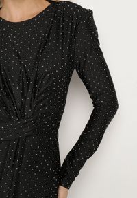 Born2be - Czarna Sukienka Koktajlowa o Dopasowanym Kroju z Cyrkoniami i Marszczeniem w Talii Issalina. Okazja: na imprezę. Kolor: czarny. Długość rękawa: długi rękaw. Wzór: aplikacja. Typ sukienki: dopasowane. Styl: wizytowy #5