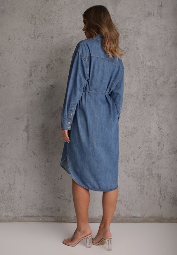 Renee - Niebieska Jeansowa Sukienka Koszulowa Oversize z Bawełną i Paskiem Cianatra. Okazja: na co dzień. Kolor: niebieski. Materiał: jeans, bawełna. Typ sukienki: koszulowe, oversize. Styl: casual, wizytowy