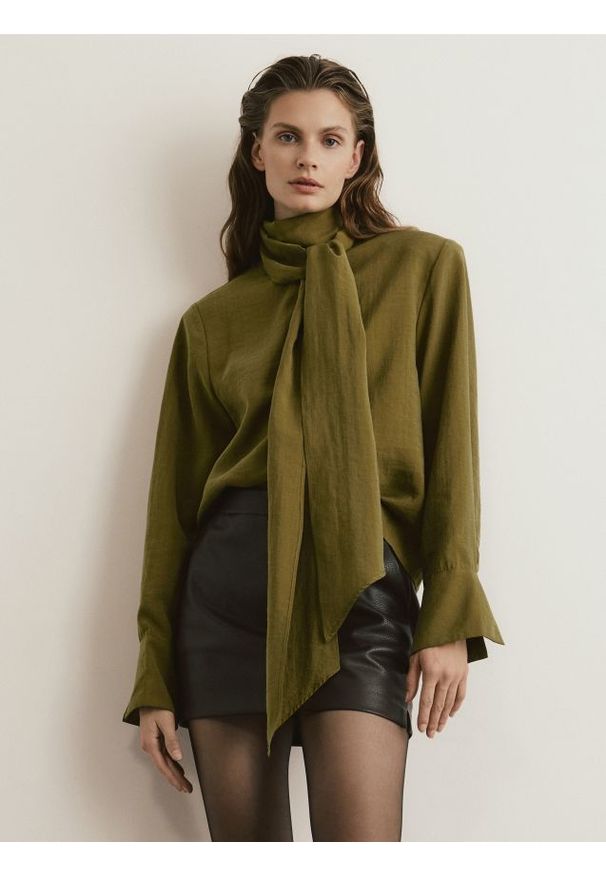 Reserved - Bluzka z kokardą - oliwkowy. Typ kołnierza: kokarda. Kolor: oliwkowy. Materiał: wiskoza. Styl: klasyczny