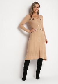 Born2be - Ciemnobeżowa Sweterkowa Sukienka z Wiskozą Ozdobiona Guzikami i Imitacją Kieszeni Izamines. Okazja: na co dzień. Kolor: brązowy. Materiał: wiskoza. Wzór: aplikacja. Typ sukienki: dopasowane, proste. Styl: klasyczny, casual, elegancki #3