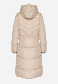 Born2be - Ciemnobeżowa Długa Kurtka Pikowana z Dwustronnym Suwakiem i Ściągaczami przy Kapturze Fezida. Okazja: na co dzień, na spotkanie biznesowe. Kolor: beżowy. Materiał: tkanina. Długość rękawa: długi rękaw. Długość: długie. Wzór: aplikacja. Styl: biznesowy, casual, elegancki #5