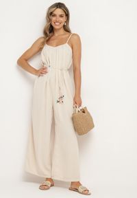 Born2be - Jasnobeżowy Kombinezon na Cienkich Regulowanych Ramiączkach ze Ściągaczem w Talii Huetta. Okazja: na co dzień. Kolor: beżowy. Materiał: jeans. Długość rękawa: na ramiączkach. Długość: długie. Styl: sportowy, casual, elegancki #1