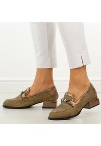 Brązowe półbuty damskie, mokasyny Jezzi Asa267-11. Okazja: na co dzień. Nosek buta: okrągły. Kolor: brązowy. Szerokość cholewki: normalna. Materiał: skóra. Sezon: wiosna, jesień, lato. Obcas: na obcasie. Styl: casual, elegancki, klasyczny. Wysokość obcasa: niski #1