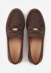 Born2be - Ciemnobrązowe Mokasyny VICES z Wkładką ze Skóry Naturalnej i Metaliczną Aplikacją Nanora. Nosek buta: okrągły. Kolor: brązowy. Materiał: skóra. Wzór: aplikacja. Obcas: na obcasie. Styl: klasyczny. Wysokość obcasa: niski #7