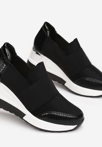 Renee - Czarne Sneakersy Phalikaia. Nosek buta: okrągły. Zapięcie: bez zapięcia. Kolor: czarny. Materiał: materiał, softshell, guma, dresówka, skóra. Szerokość cholewki: normalna. Wzór: aplikacja. Obcas: na koturnie #3