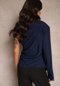 Renee - Granatowa Asymetryczna Bluzka Zdobiona Marszczeniem w Talii z Jednym Rękawem Lobilia. Okazja: do pracy. Kolor: niebieski. Materiał: jeans. Wzór: aplikacja. Styl: elegancki