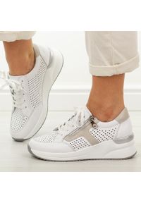 Białe skórzane ażurowe półbuty damskie Vinceza 95403. Okazja: na spacer, na co dzień. Nosek buta: okrągły. Zapięcie: sznurówki. Kolor: biały. Szerokość cholewki: normalna. Wzór: ażurowy. Materiał: skóra. Sezon: wiosna, lato. Obcas: na koturnie. Styl: casual, elegancki, klasyczny #1